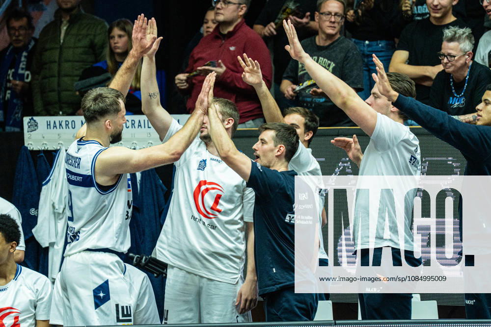 Hendrik Helge Drescher of the Hakro Merlins Crailsheim, No. 9, high-fives his teammates on the bench, GER, Hakro Merlins Crailsheim vs. Eisbären Bremerhaven, Basketball, 2nd Basketball Bundesliga ProA, Men s, Matchday 6, 2026–2027 season, October 24, 2026, GER, Hakro Merlins Crailsheim vs. Eisbären Bremerhaven, Basketball, 2nd Basketball Bundesliga ProA, Men’s, Matchday 6, 2026–2027 season, October 24, 2026, Ilshofen