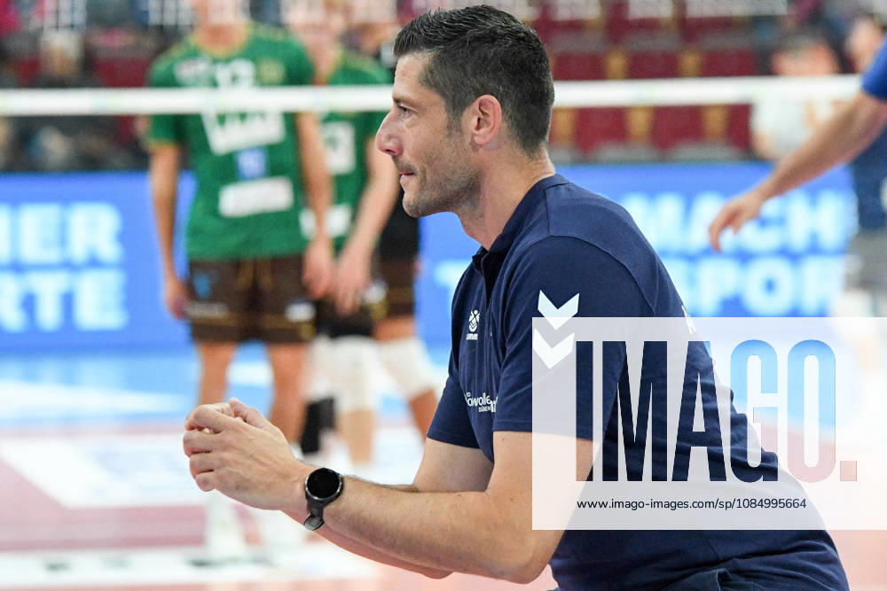 Michael Andrei, athletic trainer for the Powervolleys Düren, during warm-ups; single frame; action; October 24, 2026; Düren, Germany; volleyball; Men s Bundesliga 1; regular season; SWD Powervolleys Düren vs. WWK Volleys Munich
