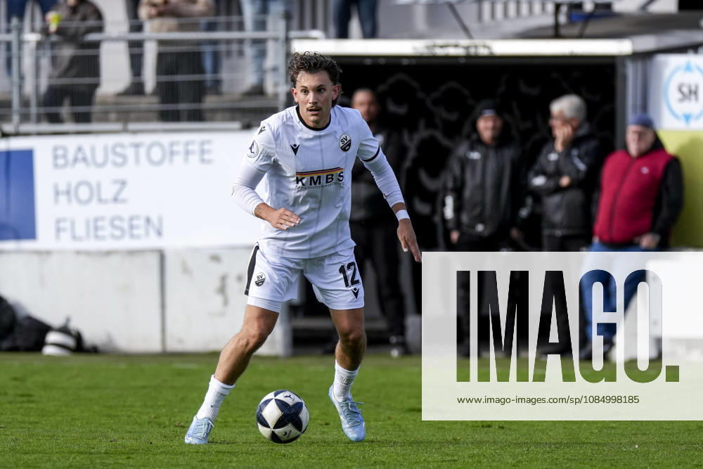 Florian Engelhardt SVS, 12, on the ball, cutout, full-body, single frame, single photo, action, October 24, 2026, Sandhausen, Germany, soccer, Regionalliga Südwest, SV Sandhausen vs. VfR Aalen