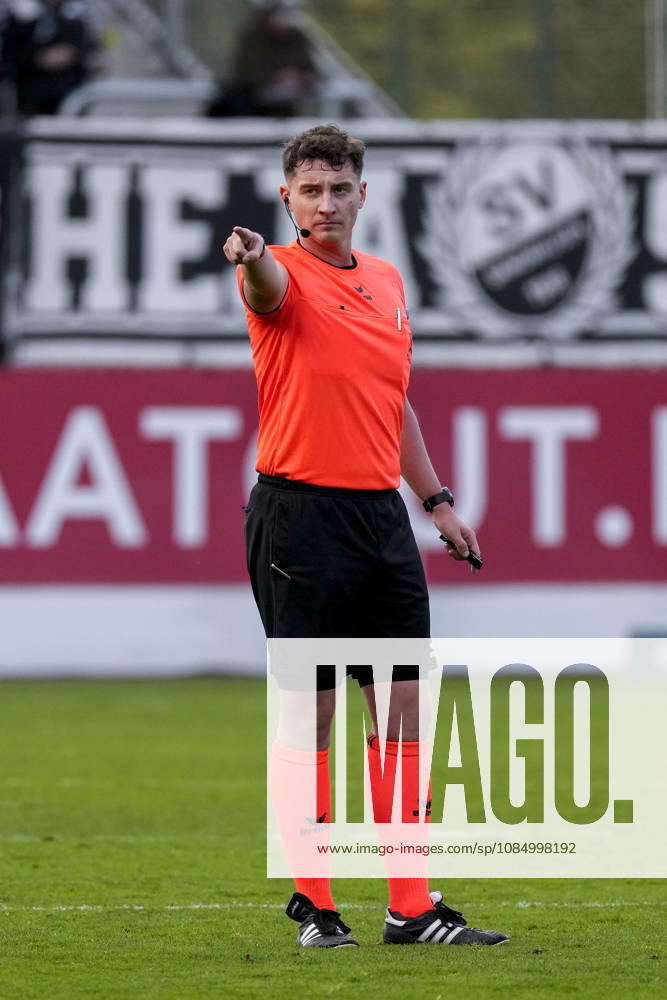 Nico Dönge, referee, giving instructions, gesturing, gesturing with his arms, cutout, full-body, single frame, single photo, action, 24 10 2026, Sandhausen, Germany, soccer, Regionalliga Südwest, SV Sandhausen vs. VfR Aalen