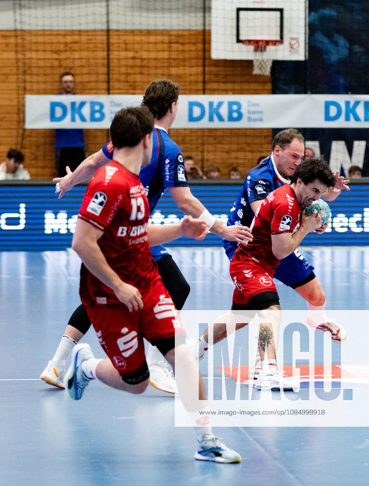 Erik Balenciaga of MT Melsungen 06 is guarded by Tobias Heinzelmann of HBW Balingen Weilstetten, No. 28, but he can t be stopped, HBW Balingen Weilstetten vs. MT Melsungen GER, Opel 1 Handball Bundesliga, Championship, Matchday 10, 2026–2027 Season, October 24, 2026, Eibner Press Photo: Andreas Ulmer, HBW Balingen Weilstetten vs. MT Melsungen GER, Opel 1 Handball Bundesliga, Championship, Matchday 10, 2026–2027 Season, October 24, 2026, Balingen