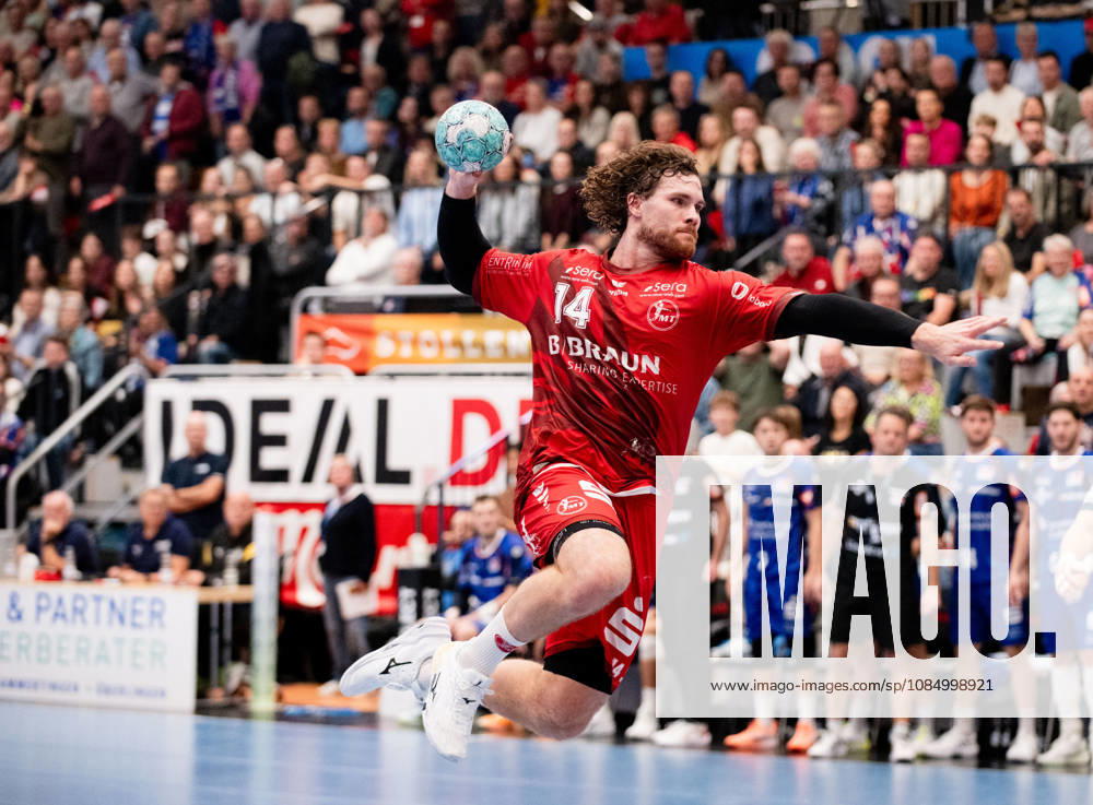 Johannes Golla, MT Melsungen 14, in front of Vladimir Cupara, HBW Balingen Weilstetten, 16, goalkeeper, HBW Balingen Weilstetten vs. MT Melsungen GER, Opel 1 Handball Bundesliga, Championship, Matchday 10, 2026–2027 season, October 24, 2026, Eibner Press Photo: Andreas Ulmer, HBW Balingen Weilstetten vs. MT Melsungen GER, Opel 1 Handball Bundesliga, Championship, Matchday 10, 2026–2027 Season, October 24, 2026, Balingen