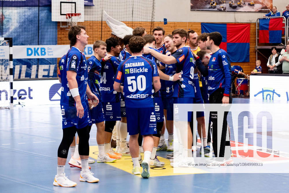 Tobias Heinzelmann of HBW Balingen Weilstetten, 28, tries to cheer up his teammates after the loss, but it’s not really working—the disappointment runs deep. HBW Balingen Weilstetten vs. MT Melsungen GER, Opel 1 Handball Bundesliga, Championship, Matchday 10, 2026–2027 season, October 24, 2026, Eibner Press Photo: Andreas Ulmer, HBW Balingen Weilstetten vs. MT Melsungen GER, Opel 1 Handball Bundesliga, Championship, Matchday 10, 2026–2027 Season, October 24, 2026, Balingen