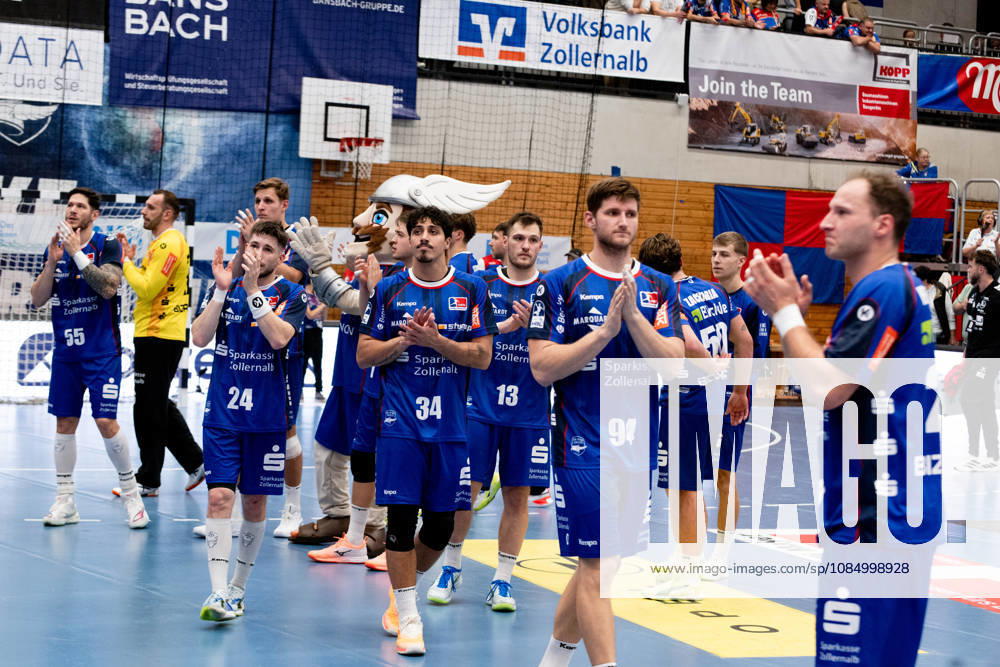 Tobias Heinzelmann of HBW Balingen Weilstetten, 28, tries to cheer up his teammates after the loss, but it’s not really working—the disappointment runs deep. Georg Pehle of HBW Balingen Weilstetten, 94, Yonatan Dayan of HBW Balingen Weilstetten, 34, and Elias Fuegel (HBW Balingen Weilstetten), 24. HBW Balingen Weilstetten vs. MT Melsungen (GER), Opel 1 Handball Bundesliga, Championship, Matchday 10, 2026–2027 season, October 24, 2026, Eibner Press Photo: Andreas Ulmer, HBW Balingen Weilstetten vs. MT Melsungen GER, Opel 1 Handball Bundesliga, Championship, Matchday 10, 2026–2027 Season, October 24, 2026, Balingen