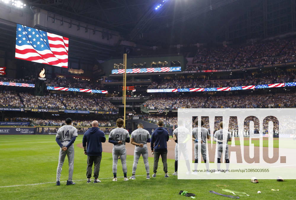 Tampa Bay Rays players listen to the National Anthem before the start of game two of the 2026 MLB, Baseball Herren, USA World Series against the Milwaukee Brewers at American Family Field in Milwaukee, Wisconsin, on Saturday, October 24, 2026. MIL20261024702 TANNENxMAURY