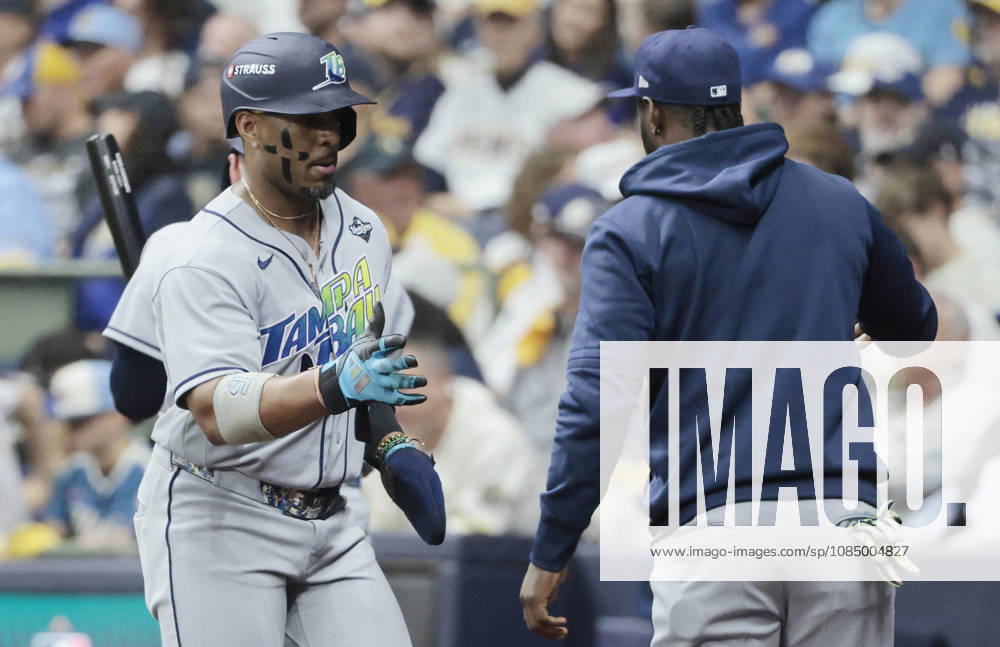 Tampa Bay Rays Yandy Diaz (2) scores on an rbi-single by Chandler Simpson in the first inning against the Milwaukee Brewers during game two of the 2026 MLB, Baseball Herren, USA World Series at American Family Field in Milwaukee, Wisconsin, on Saturday, October 24, 2026. MIL20261024709 TANNENxMAURY