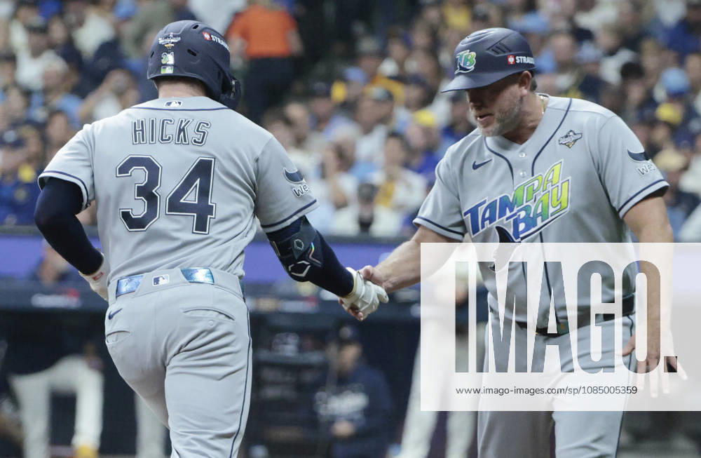 Tampa Bay Rays Liam Hicks (34) is congratulated by third base coach Brady Williams (4) after hitting a two-run home run against the Milwaukee Brewers in the first inning during game two of the 2026 MLB, Baseball Herren, USA World Series at American Family Field in Milwaukee, Wisconsin, on Saturday, October 24, 2026. MIL20261024715 TANNENxMAURY