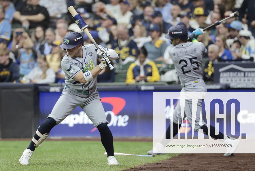 Tampa Bay Rays Taylor Walls (6) and Victor Mesa Jr. (25) practice their swings before batting against the Milwaukee Brewers in the second inning during game two of the 2026 MLB, Baseball Herren, USA World Series at American Family Field in Milwaukee, Wisconsin, on Saturday, October 24, 2026. MIL20261024721 TANNENxMAURY