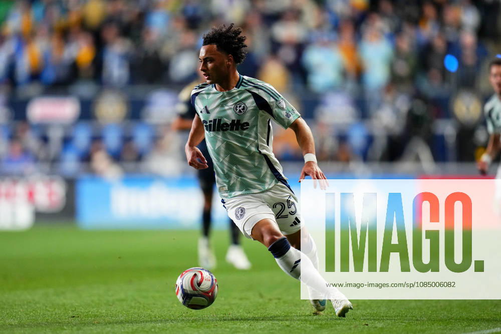 New England Revolution Defender Peyton Miller (25) controls the ball during the first half of an MLS, Fussball Herren, USA match against the Philadelphia Union at Subaru Park in Chester, Pennsylvania. CSM MLS 2026: Union Vs Revolution OCT 24 - ZUMAc04_ 20261024_zma_c04_236