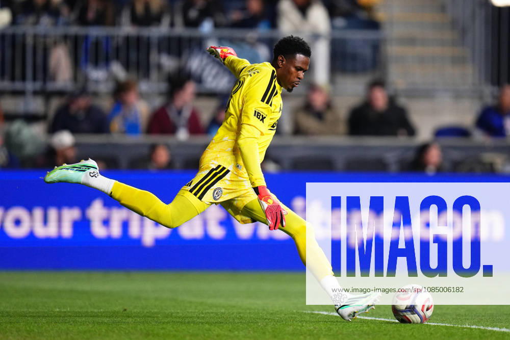 Philadelphia Union Goalie Andre Blake (18) kicks the ball during the first half of an MLS, Fussball Herren, USA match against the New England Revolution at Subaru Park in Chester, Pennsylvania. CSM Chester United States of America - ZUMAc04_ 20261024_zma_c04_238