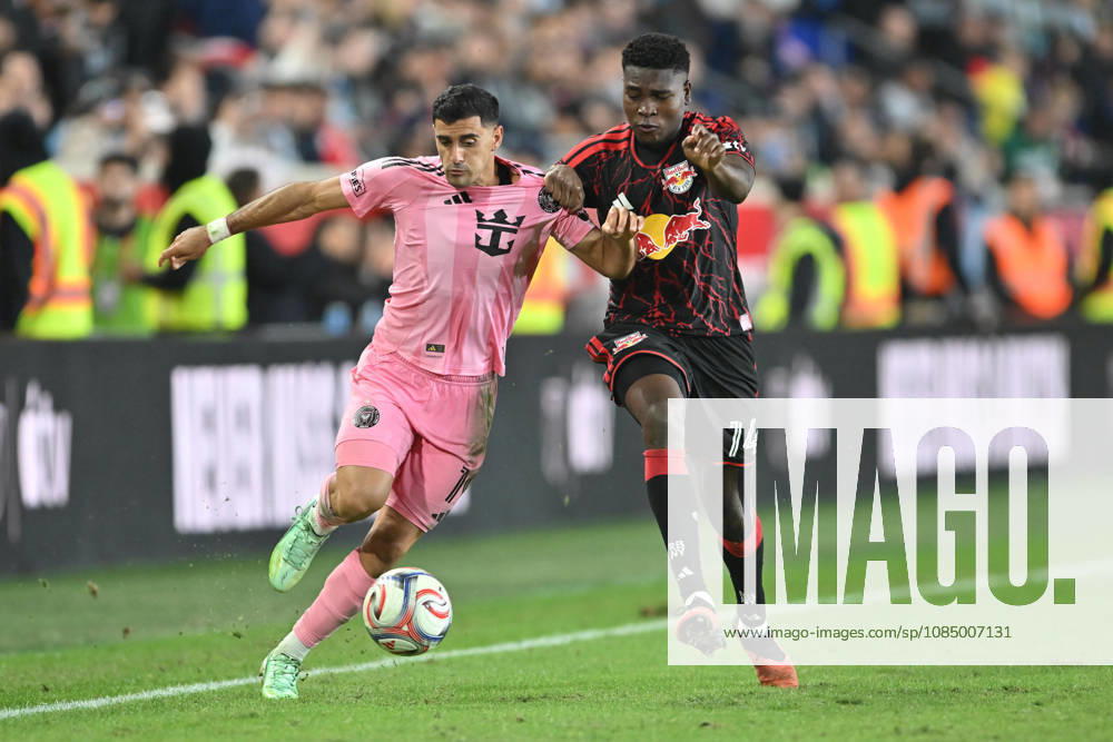 Harrison, New Jersey United States of America. 24 Oct, 2026. Inter Miami CF forward GERMAN BERTERAME (19) and New York Red Bulls defender JULIAN BAZAN (14) in action at Sports Illustrated Stadium New York Red Bulls defeat Inter Miami CF 2 to 0. Credit: , Jr. Zuma Press MLS, Fussball Herren, USA 2026: New York Red Bulls 2:0 Inter Miami CF - ZUMAa301 20261024_aaf_a301_013