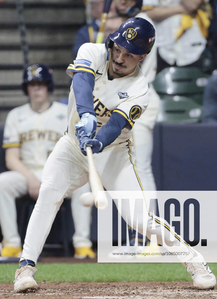 Milwaukee Brewers David Hamilton (6) hits an rbi-single against the Tampa Bay Rays in the fourth inning during game two of the 2026 MLB, Baseball Herren, USA World Series at American Family Field in Milwaukee, Wisconsin, on Saturday, October 24, 2026. MIL20261024727 TANNENxMAURY