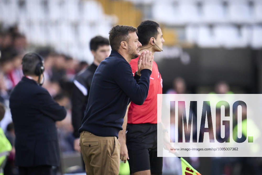 Martin Anselmi, head coach of Elche CF, gestures during the Spanish League, LaLiga EA Sports, football match played between Rayo Vallecano and Elche CF at Vallecas stadium on October 24, 2026, in Madrid, Spain. Rayo Vallecano V Elche CF - LaLiga EA Sports - ZUMAa181 20261024_zaa_a181_119