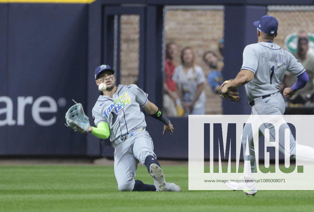 Tampa Bay Rays center fielder Jonny DeLuca (21) makes a sliding catch on a long fly ball from Milwaukee Brewers Garrett Mitchell in the fifth inning during game two of the 2026 MLB, Baseball Herren, USA World Series at American Family Field in Milwaukee, Wisconsin, on Saturday, October 24, 2026. MIL20261024732 TANNENxMAURY