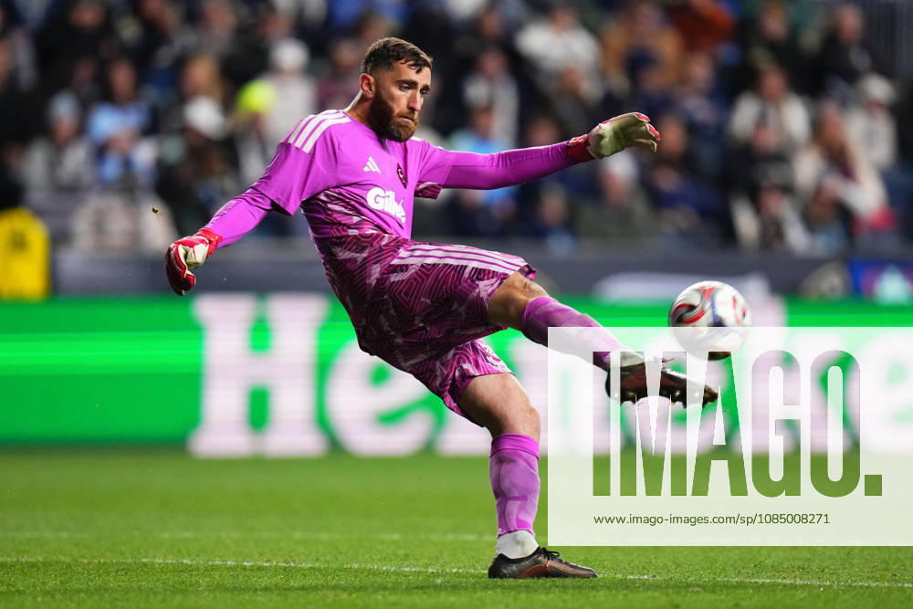 New England Revolution Goalie Matt Turner (30) kicks the ball during the second half of an MLS, Fussball Herren, USA match against the Philadelphia Union at Subaru Park in Chester, Pennsylvania. CSM MLS 2026: Union Vs Revolution OCT 24 - ZUMAc04_ 20261024_zma_c04_306