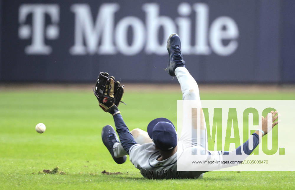 Tampa Bay Rays left fielder Chandler Simpson (14) falls trying to catch a single from Milwaukee Brewers designated hitter Christian Yelich (22) in the sixth inning during game two of the 2026 MLB, Baseball Herren, USA World Series at American Family Field in Milwaukee, Wisconsin, on Saturday, October 24, 2026. MIL20261024743 TANNENxMAURY