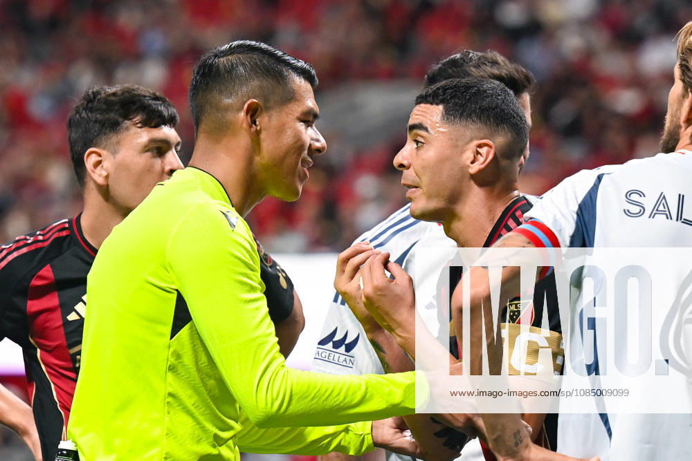 ATLANTA, GA - OCTOBER 24: Miguel Almiron 10 of Atlanta talks with the referee during the MLS, Fussball Herren, USA match between Chicago Fire FC and Atlanta United FC on October 24th, 2026 at Mercedes-Benz Stadium in Atlanta, GA.(Photo by Rich von Biberstein Icon Sportswire) SOCCER: OCT 24 MLS Atlanta United vs Chicago Fire FC Icon261024006
