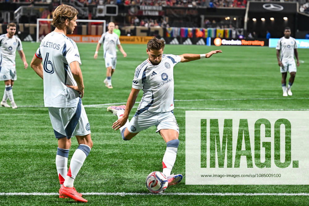 ATLANTA, GA - OCTOBER 24: Philip Zinckernagel 11 of Chicago takes a free kick during the MLS, Fussball Herren, USA match between Chicago Fire FC and Atlanta United FC on October 24th, 2026 at Mercedes-Benz Stadium in Atlanta, GA.(Photo by Rich von Biberstein Icon Sportswire) SOCCER: OCT 24 MLS Atlanta United vs Chicago Fire FC Icon261024007