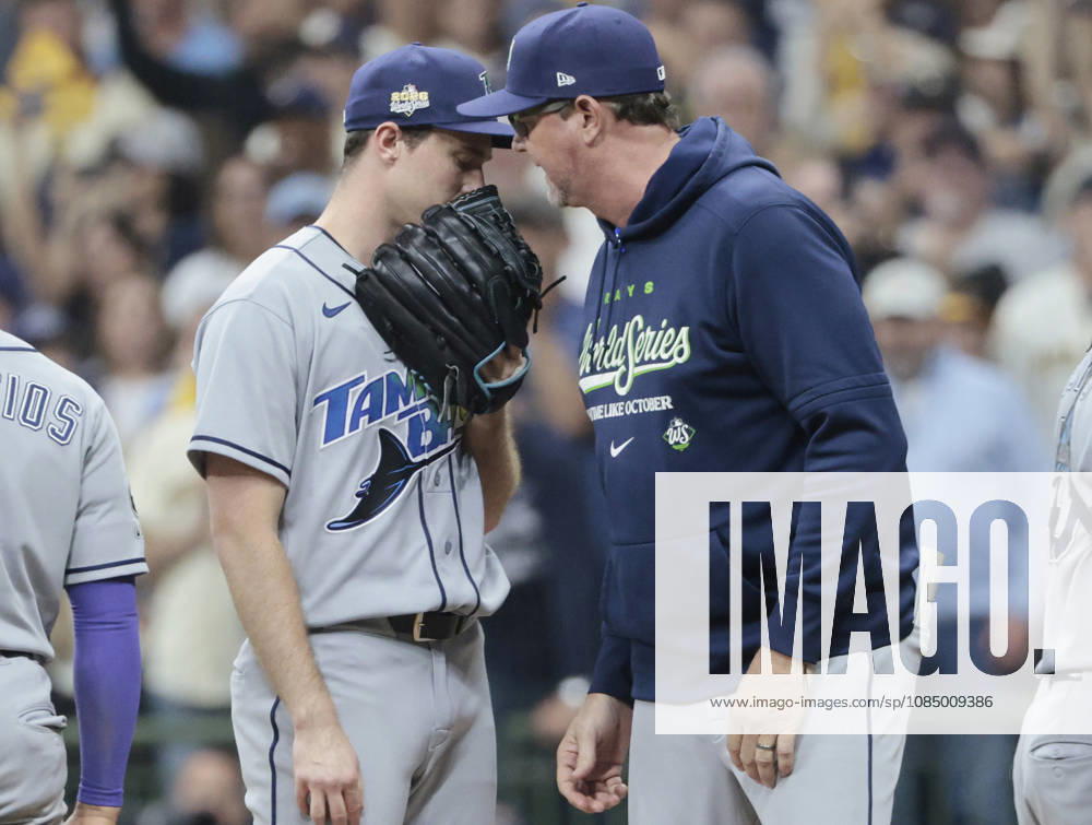 Tampa Bay Rays pitching coach Kyle Snyder (23) has a mound meeting with pitcher Kevin Kelly with two Milwaukee Brewers runners on base in the eighth inning during game two of the 2026 MLB, Baseball Herren, USA World Series at American Family Field in Milwaukee, Wisconsin, on Saturday, October 24, 2026. MIL20261024748 TANNENxMAURY