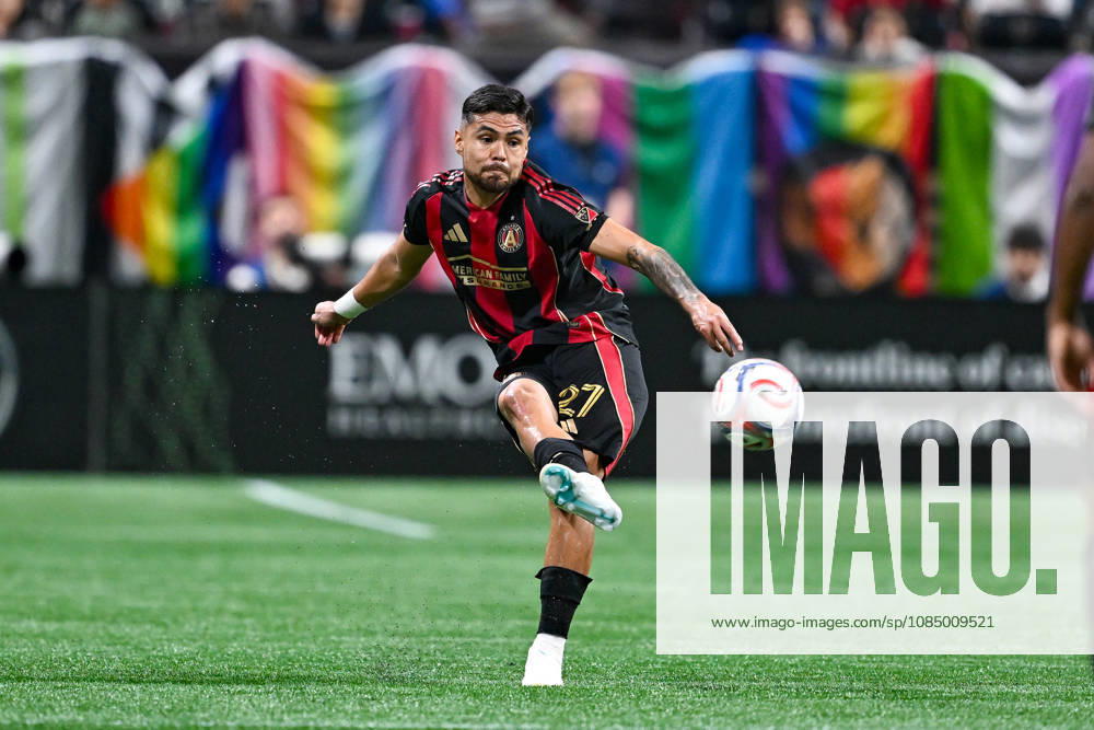 ATLANTA, GA - OCTOBER 24: Paulo Diaz 27 of Atlanta passes during the MLS, Fussball Herren, USA match between Chicago Fire FC and Atlanta United FC on October 24th, 2026 at Mercedes-Benz Stadium in Atlanta, GA.(Photo by Rich von Biberstein Icon Sportswire) SOCCER: OCT 24 MLS Atlanta United vs Chicago Fire FC Icon261024013