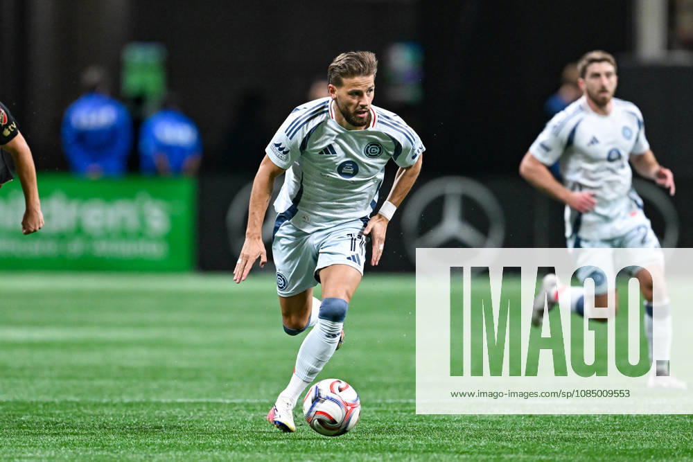 ATLANTA, GA - OCTOBER 24: Philip Zinckernagel 11 of Chicago dribbles during the MLS, Fussball Herren, USA match between Chicago Fire FC and Atlanta United FC on October 24th, 2026 at Mercedes-Benz Stadium in Atlanta, GA.(Photo by Rich von Biberstein Icon Sportswire) SOCCER: OCT 24 MLS Atlanta United vs Chicago Fire FC Icon261024025