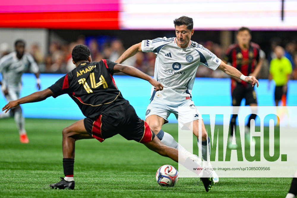 ATLANTA, GA - OCTOBER 24: Robert Lewandowski 9 of Chicago dribbles during the MLS, Fussball Herren, USA match between Chicago Fire FC and Atlanta United FC on October 24th, 2026 at Mercedes-Benz Stadium in Atlanta, GA.(Photo by Rich von Biberstein Icon Sportswire) SOCCER: OCT 24 MLS Atlanta United vs Chicago Fire FC Icon261024030