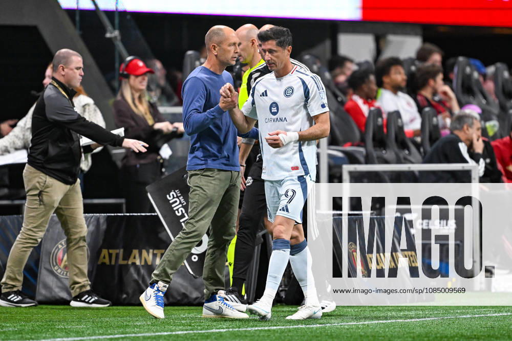 ATLANTA, GA - OCTOBER 24: Chicago head coach Gregg Berhalter congratulates Robert Lewandowski 9 after he was subbed off during the MLS, Fussball Herren, USA match between Chicago Fire FC and Atlanta United FC on October 24th, 2026 at Mercedes-Benz Stadium in Atlanta, GA.(Photo by Rich von Biberstein Icon Sportswire) SOCCER: OCT 24 MLS Atlanta United vs Chicago Fire FC Icon261024033