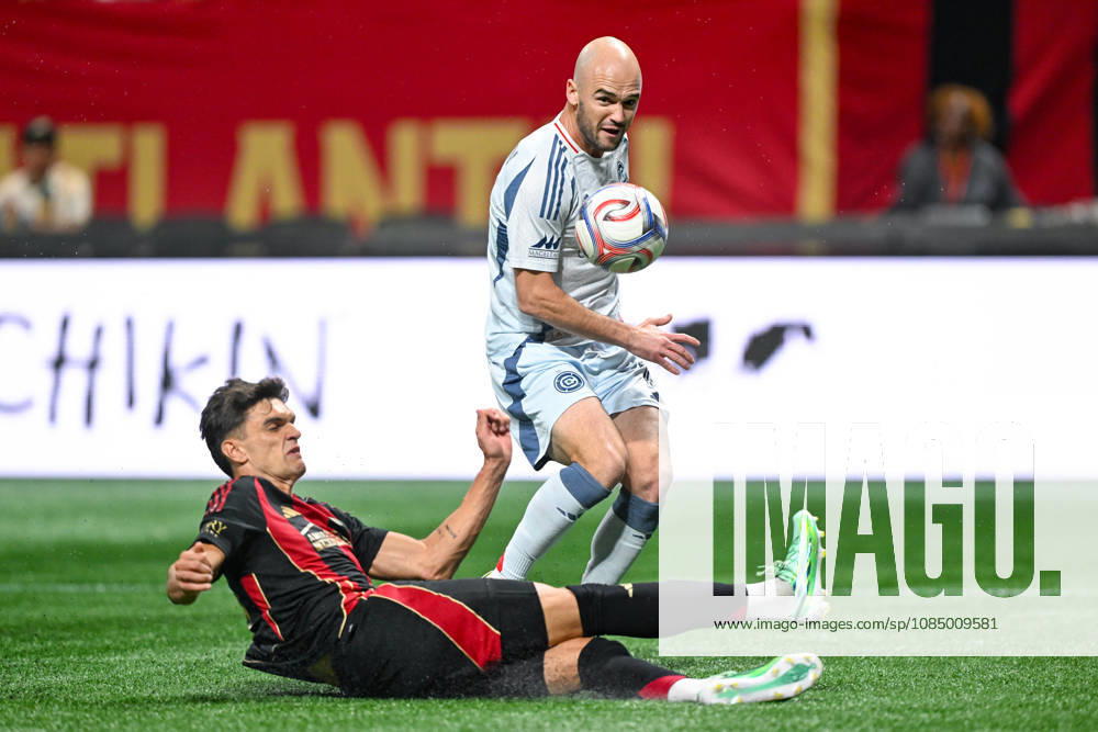 ATLANTA, GA - OCTOBER 24: Andrew Gutman 15 of Chicago crosses the ball during the MLS, Fussball Herren, USA match between Chicago Fire FC and Atlanta United FC on October 24th, 2026 at Mercedes-Benz Stadium in Atlanta, GA.(Photo by Rich von Biberstein Icon Sportswire) SOCCER: OCT 24 MLS Atlanta United vs Chicago Fire FC Icon261024036
