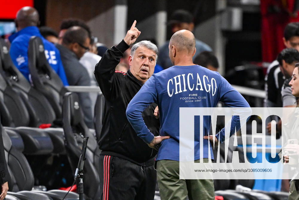 ATLANTA, GA - OCTOBER 24: Atlanta head coach Gerardo Martino talks with Chicago head coach Gregg Berhalter following the conclusion of the MLS, Fussball Herren, USA match between Chicago Fire FC and Atlanta United FC on October 24th, 2026 at Mercedes-Benz Stadium in Atlanta, GA.(Photo by Rich von Biberstein Icon Sportswire) SOCCER: OCT 24 MLS Atlanta United vs Chicago Fire FC Icon261024042