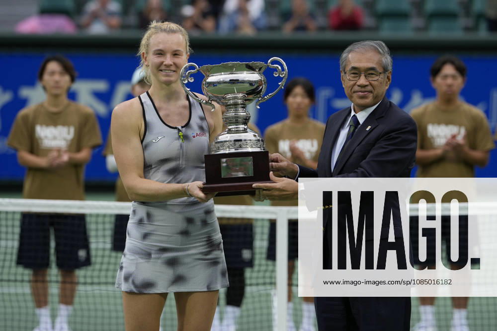 WTA, Tennis Damen Kinoshita Group Japan Open - Day 7 Osaka, Japan 25 October 2026 - Katerina Siniakova (CZE) poses with the winners trophy after defeating Ashlyn Krueger (USA) in the Singles Final at the 2026 Kinoshita Group Japan Open Women s tennis tournament taking place at Utsubo Tennis Center, Osaka, Japan. Osaka Japan