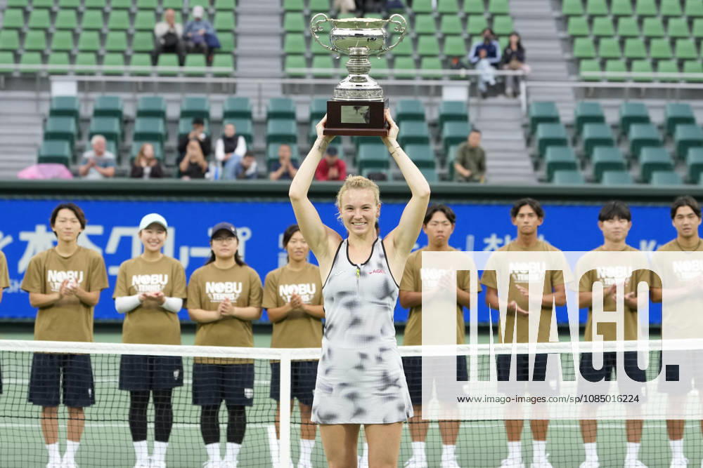 WTA, Tennis Damen Kinoshita Group Japan Open - Day 7 Katerina Siniakova of the Czech Republic poses with the winners trophy after defeating Ashlyn Krueger of the United States in the Singles Final at the 2026 Kinoshita Group Japan Open Women s tennis tournament at Utsubo Tennis Center in Osaka, Japan, on October 25, 2026. Osaka Japan
