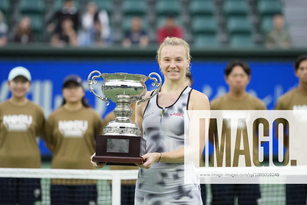 WTA, Tennis Damen Kinoshita Group Japan Open - Day 7 Katerina Siniakova (CZE) poses with the winners trophy after defeating Ashlyn Krueger (USA) in the Singles Final at the 2026 Kinoshita Group Japan Open Women s tennis tournament at Utsubo Tennis Center in Osaka, Japan, on October 25, 2026. Osaka Japan