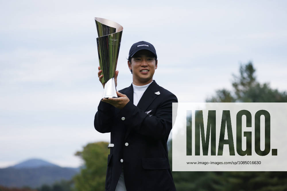 Oct 25, 2026-Cheonan, South Korea-Yuto KATSURAGAWA of Japan Trophy ceremony after final round on 18th Green during a DP World Tour Genesis Championship Final Round at Woo Jeong Hills CC in Cheonan, South Korea. Cheonan SOUTH KOREA - ZUMAr168 20261025_aap_r168_063