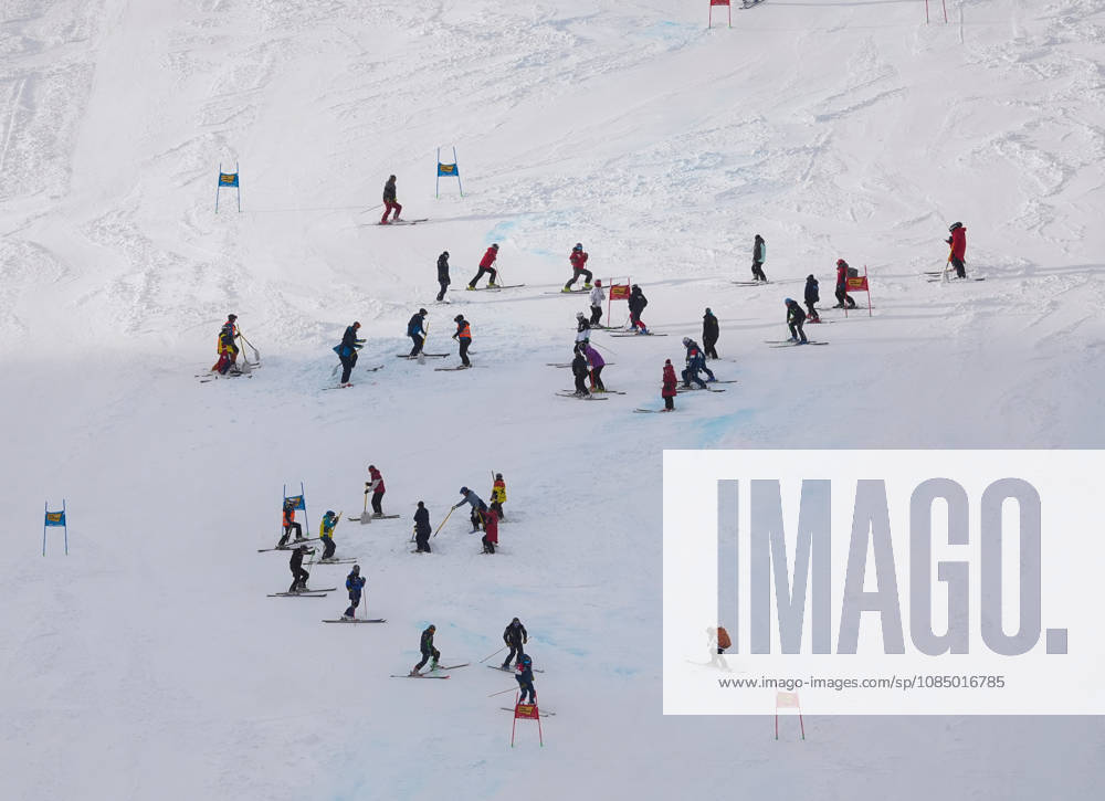 ALPINE SKIING - FIS WC Soelden SOELDEN,AUSTRIA,25.OCT.26 - ALPINE SKIING - FIS World Cup season opening, Rettenbachferner, giant slalom, men. Image shows coaches and athletes on the slope duirng course inspection. GEPAxpictures xDominicxEbenbichl