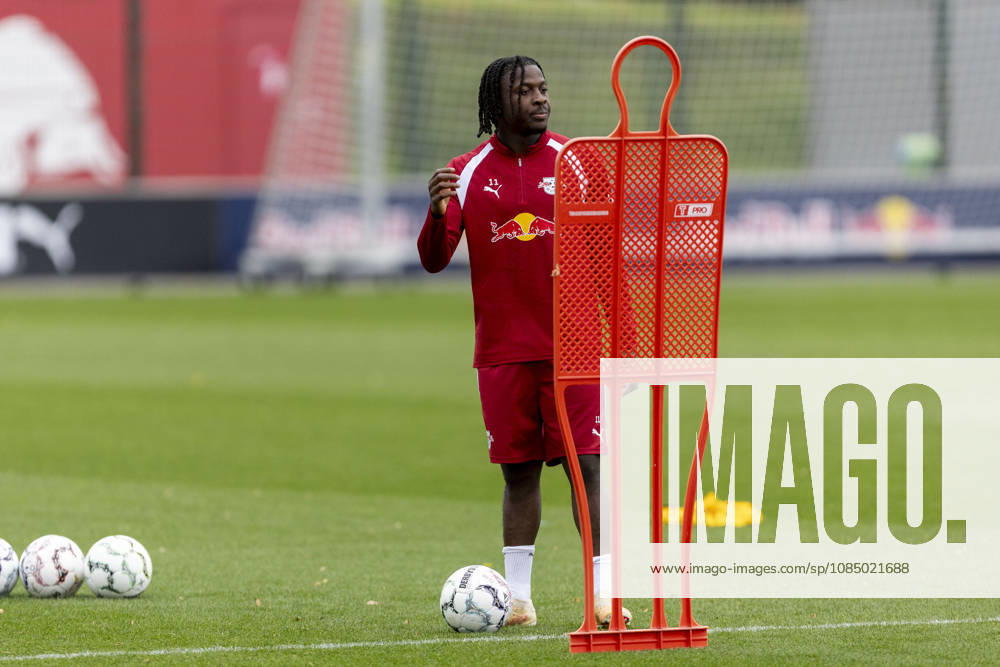 GER, Leipzig, Soccer, RB Leipzig public training session—pictured from left: Johan Bakayoko, RB Leipzig 11, October 25, 2026, RB Leipzig Training Academy, Cottaweg, Leipzig; DFL and DFB regulations prohibit any use of photographs as image sequences and or quasi-video,