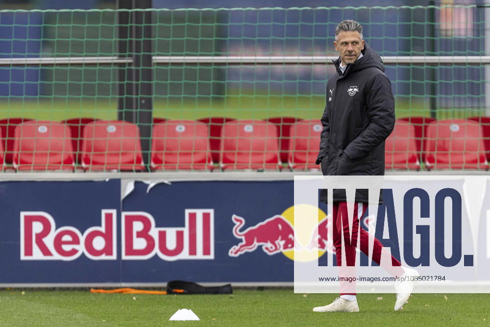 GER, Leipzig, Soccer, RB Leipzig public training session (pictured, from left): Martin Demichelis, head coach of RB Leipzig, October 25, 2026, RB Leipzig Training Academy, Cottaweg, Leipzig. DFL and DFB regulations prohibit any use of photographs as image sequences and or quasi-video,