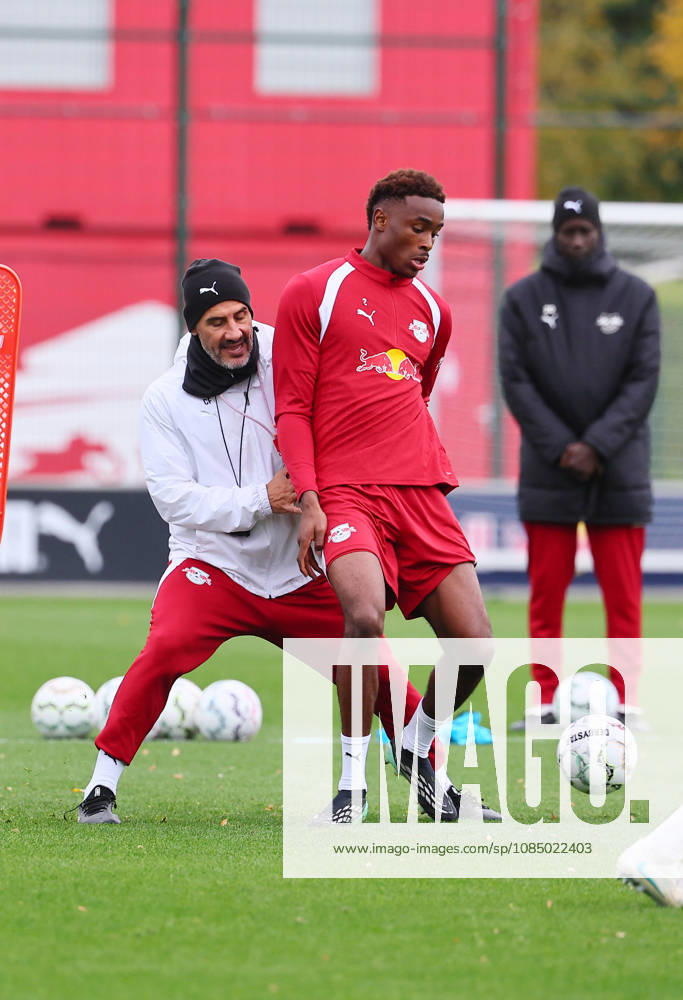 RB Leipzig Training, Bundesliga, Leipzig, October 25, 2026, RBL Academy Training Center, Soccer, Bundesliga, RB Leipzig Training, Pictured from left: Assistant Coach Jan Zimmermann (RB Leipzig) and Abdoul Kone 2 (RB Leipzig), Picture Point