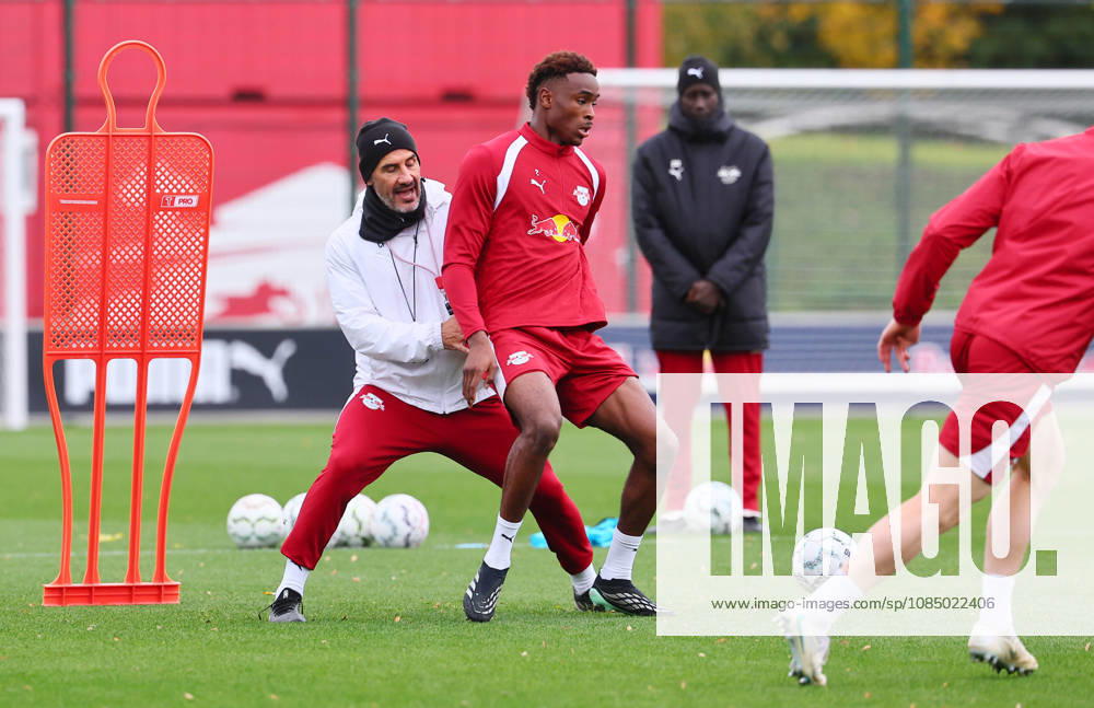 RB Leipzig Training, Bundesliga, Leipzig, October 25, 2026, RBL Academy Training Center, Soccer, Bundesliga, RB Leipzig Training, Pictured from left: Assistant Coach Jan Zimmermann (RB Leipzig) and Abdoul Kone 2 (RB Leipzig), Picture Point