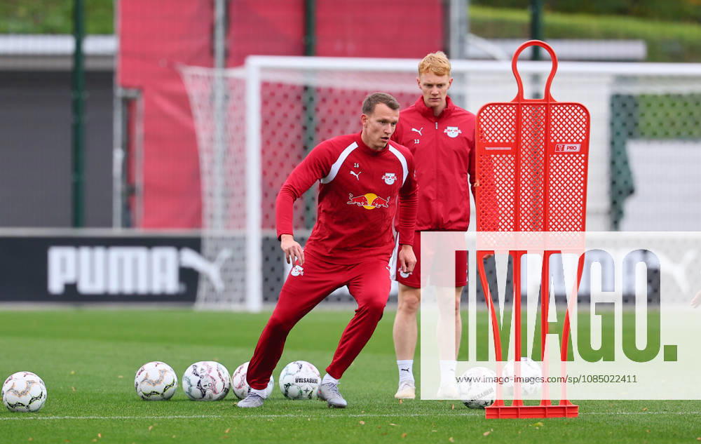 RB Leipzig Training, Bundesliga, Leipzig, October 25, 2026, RBL Academy Training Center, Soccer, Bundesliga, RB Leipzig Training, Pictured from left: Lukas Klostermann, 16, RB Leipzig, and Nicolas Seiwald, 13, RB Leipzig, Picture Point