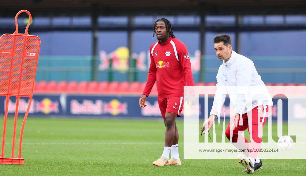 RB Leipzig Training, Bundesliga, Leipzig, October 25, 2026, RBL Academy Training Center, Soccer, Bundesliga, RB Leipzig Training, Pictured from left: Johan Bakayoko 11, RB Leipzig, and Assistant Coach Thomas Stefan Buck, RB Leipzig, Picture Point