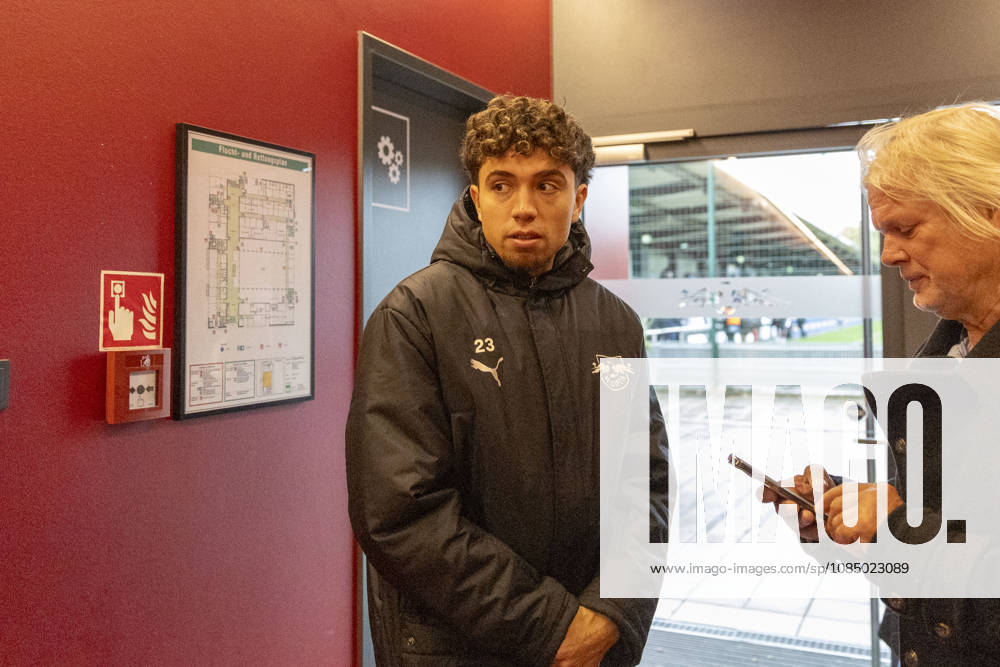 GER, Leipzig, Soccer, RB Leipzig public training session—pictured from left: Neil El Aynaoui, RB Leipzig 21, media session, October 25, 2026, RB Leipzig Training Academy, Cottaweg, Leipzig; DFL, DFB regulations prohibit any use of photographs as image sequences and or quasi-video,