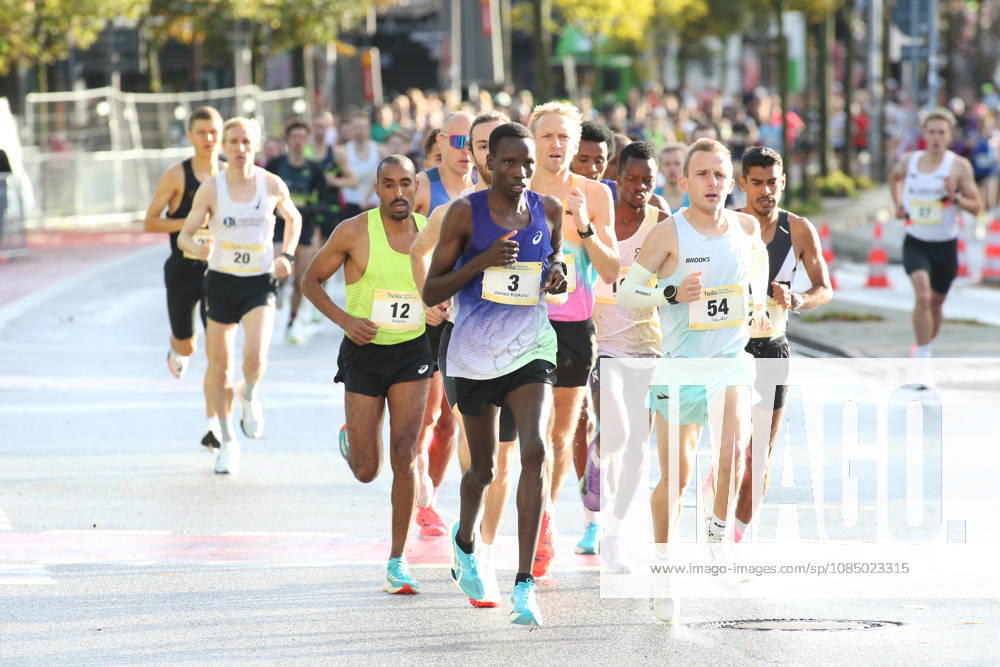 32nd Edition of the Hella Hamburg Half Marathon: Nearly 21,000 runners completed the course on Sunday. The leading pack, led by James KIPKURUI, No. 3, on the Reeperbahn in St. Pauli, Hamburg