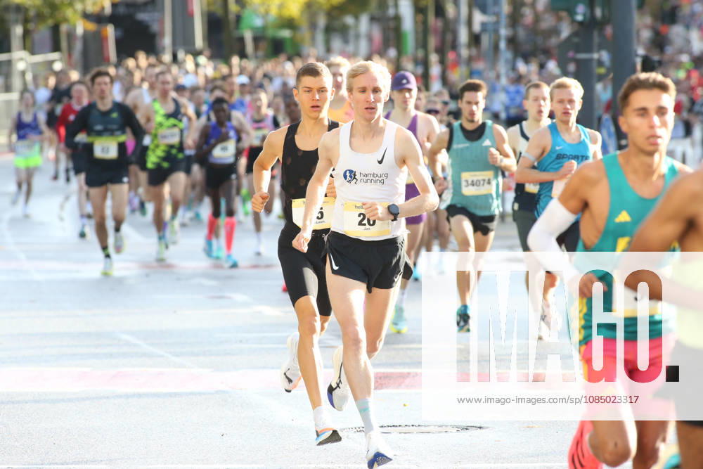 32nd edition of the Hella Hamburg Half Marathon: Nearly 21,000 runners completed the course on Sunday. Participants in the first starting block on the Reeperbahn in St. Pauli, Hamburg