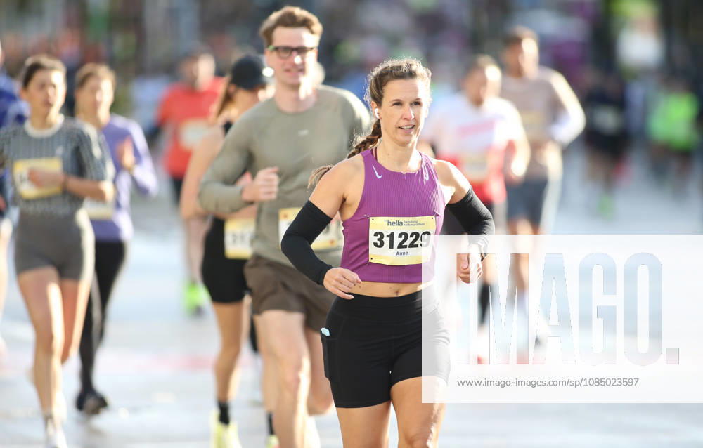 32nd edition of the Hella Hamburg Half Marathon: Nearly 21,000 runners completed the course on Sunday. Participants in the first starting block on the Reeperbahn in St. Pauli, Hamburg