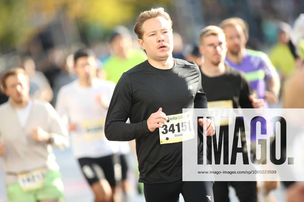 32nd edition of the Hella Hamburg Half Marathon: Nearly 21,000 runners completed the course on Sunday. Participants in the first starting block on the Reeperbahn in St. Pauli, Hamburg