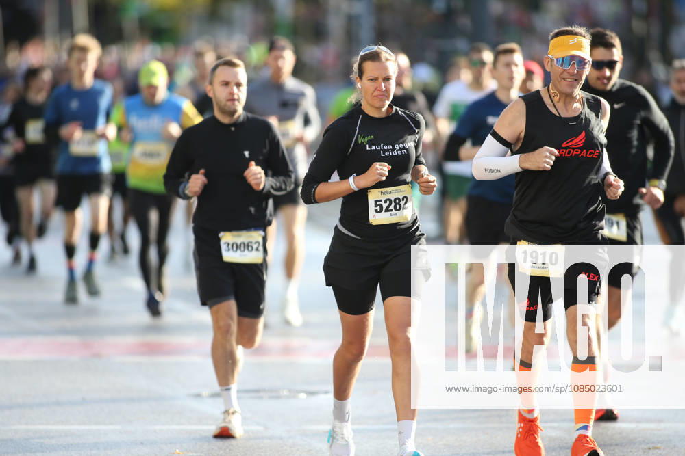 32nd edition of the Hella Hamburg Half Marathon: Nearly 21,000 runners completed the course on Sunday. Participants in the first starting block on the Reeperbahn in St. Pauli, Hamburg