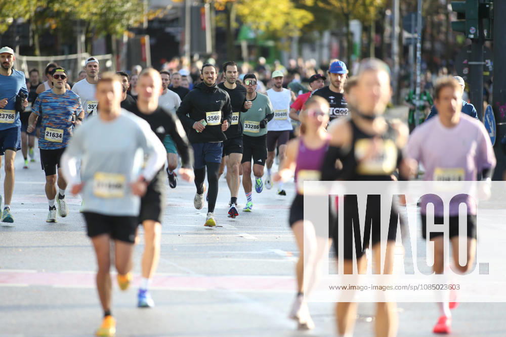 32nd edition of the Hella Hamburg Half Marathon: Nearly 21,000 runners completed the course on Sunday. Participants in the first starting block on the Reeperbahn in St. Pauli, Hamburg