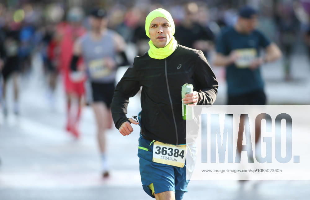 32nd edition of the Hella Hamburg Half Marathon: Nearly 21,000 runners completed the course on Sunday. Participants in the first starting block on the Reeperbahn in St. Pauli, Hamburg