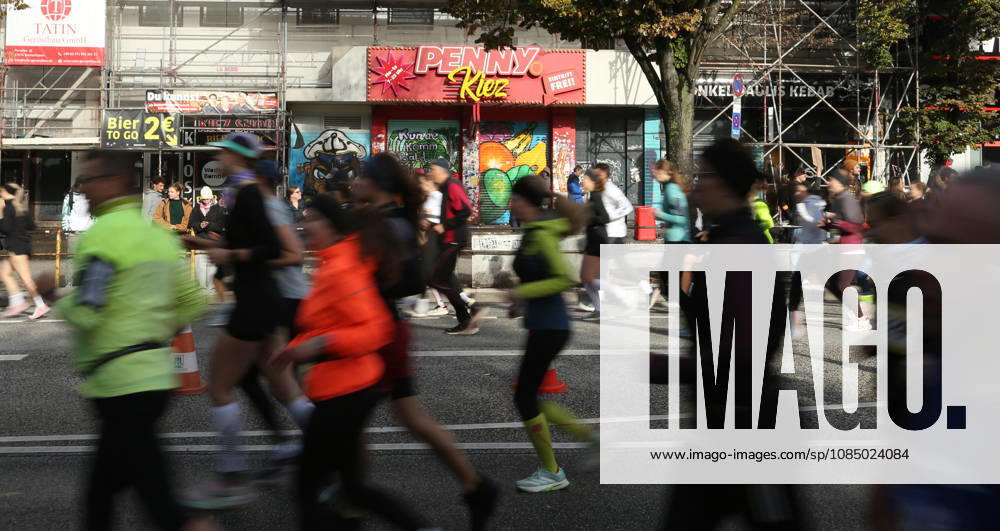 32nd edition of the Hella Hamburg Half Marathon: Nearly 21,000 runners completed the course on Sunday. Runners in the fifth starting block ran along the Reeperbahn in St. Pauli, Hamburg.