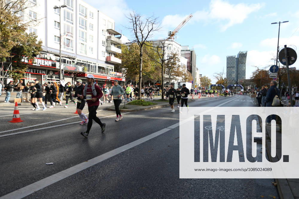 32nd edition of the Hella Hamburg Half Marathon: Nearly 21,000 runners completed the course on Sunday. Runners in the fifth starting block ran along the Reeperbahn in St. Pauli, Hamburg.